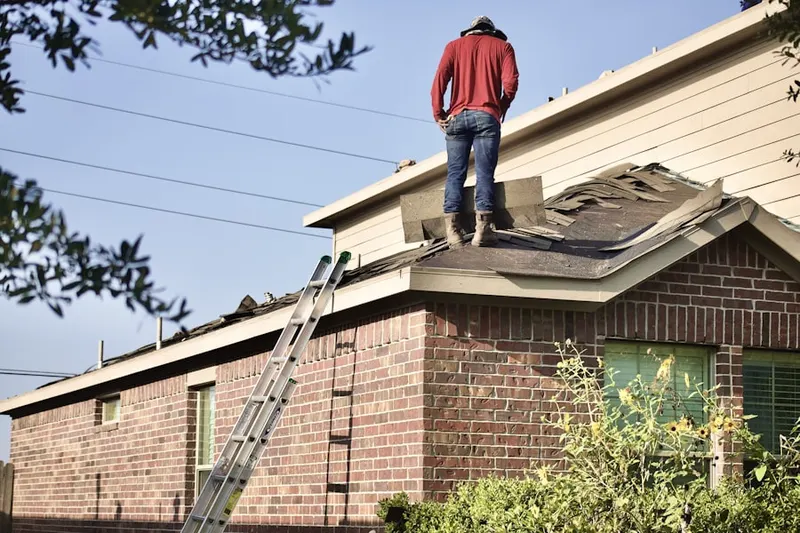 Professional roofer working on a residential roof in Plantation Resort